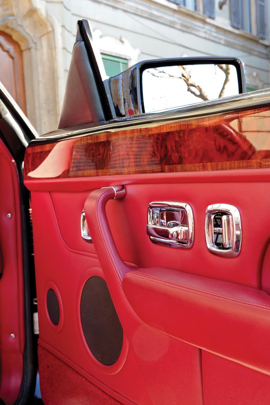 Детали интерьера Bentley Azure Turbo 1996 года  (фото 2 из 15)